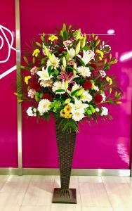 博多駅前のホテルでの祝賀会パーティーへ生花スタンドの配達しました。｜「花倶楽部」　（福岡県福岡市博多区の花キューピット加盟店 花屋）のブログ