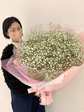 白いかすみ草をたっぷり束ねた、大きなブーケ💐🤍 結婚式・プロポーズ・記念日・誕生日・卒業式などの特別な日や、お世話になった方への感謝を伝えるシーンでの花束として人気です✨花倶楽部/福岡博多・博多駅近くの花屋092-432-5087｜「花倶楽部」　（福岡県福岡市博多区の花キューピット加盟店 花屋）のブログ