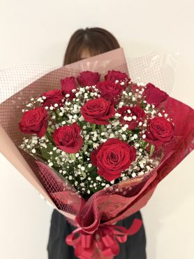 赤薔薇12本とかすみ草の花束　11,000円(税込)