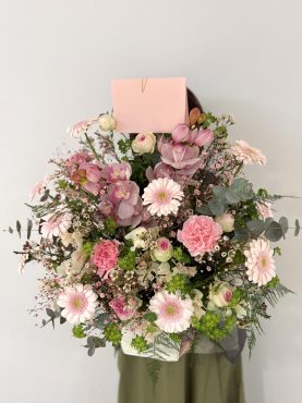 淡いピンクの大きめアレンジメント🎀 花倶楽部/福岡博多・博多駅近くの花屋092-432-5087