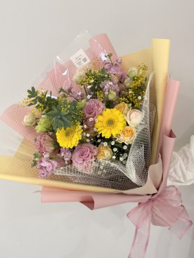 ②ピンク＆イエローカラーのおまかせ花束
韓国風ボリュームラッピング