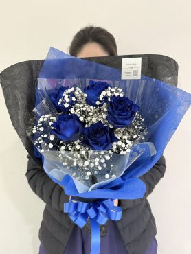 ブルーローズ5本とかすみ草の花束(黒＆青ラッピング)