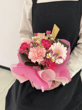 カーネーション入り『スタンディングブーケ』5/10母の日のプレゼントに🎁花倶楽部/福岡博多・博多駅近くの花屋092-432-5087｜「花倶楽部」　（福岡県福岡市博多区の花キューピット加盟店 花屋）のブログ