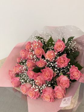 ピンクバラとかすみ草の花束