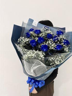 ブルーローズ(濃い青)とかすみ草の花束